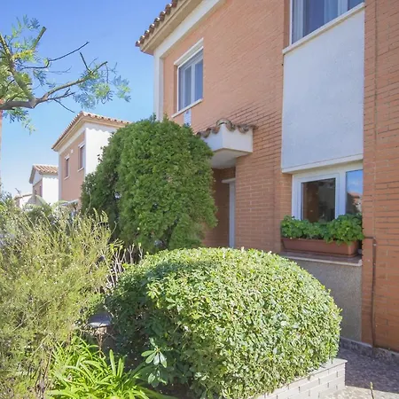 Casa Adosada Con Piscina Comunitaria Solo Familias No Grupos De Jovenes Salou